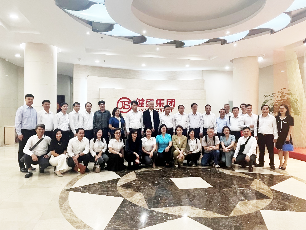 越南清化省省委常委、省人民委员会常务副主席阮文诗带队莅临德赢VWIN集团总部调研